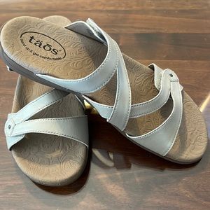TAOS DOUBLE U SANDALS SIZE 10 WOMENS in WHITE PEARL. LIKE NEW!!!!
